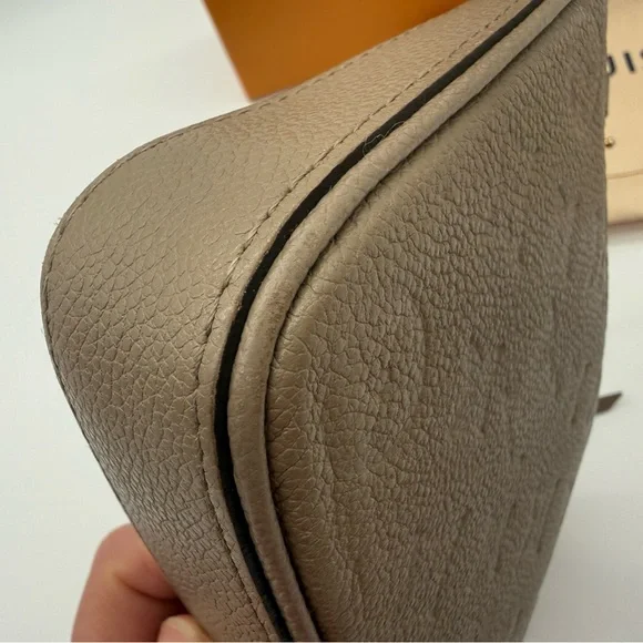 Louis Vuitton Easy Pouch on Strap in Turtle Dove - Picture 7 of 17